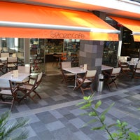 Foto diambil di Plaza Cafe oleh Eddy N. pada 5/15/2012