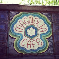 Das Foto wurde bei Magnolia Cafe von Georgia G. am 4/22/2012 aufgenommen