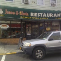 Foto scattata a Juana &amp;amp; Gloria&amp;#39;s Restaurant da Jose P. il 8/7/2012