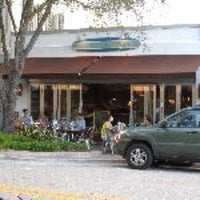 Das Foto wurde bei Longboards Seafood Restaurant von Billy L. am 8/13/2012 aufgenommen