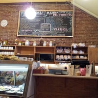 รูปภาพถ่ายที่ Greenleaf Restaurant โดย Lonny F. เมื่อ 8/5/2012