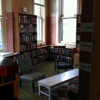 รูปภาพถ่ายที่ Jane Addams Book Shop โดย Nate S. เมื่อ 2/22/2012