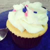 Foto tomada en Oh My Cupcakes!  por Tyler T. el 2/18/2012