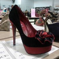 Foto tomada en K &amp;amp; D Shoe Warehouse  por Rena S. el 8/31/2012