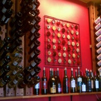 Das Foto wurde bei d&amp;#39;Vine Wine Bar and Bistro von Jason M. am 5/26/2012 aufgenommen