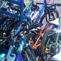 Foto tomada en Mike&amp;#39;s Bike Shop  por Mike K. el 6/17/2012