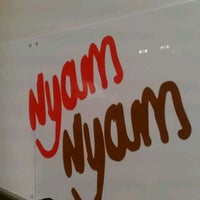 รูปภาพถ่ายที่ Nyam Nyam โดย Laura M. เมื่อ 5/15/2012
