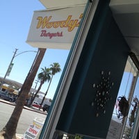 Photo prise au Woody&#39;s Burgers &amp; Beer par Robbie A. le5/31/2012