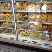 Foto tomada en Ken&amp;#39;s Donuts  por Huey Rey F. el 4/27/2012