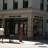 6/23/2012 tarihinde Jackie B.ziyaretçi tarafından Michael Kors Collection'de çekilen fotoğraf