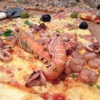 Photo taken at Pizzeria Maslina by Damir L. on 5/13/2012