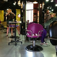 6/8/2012 tarihinde Dana L.ziyaretçi tarafından Liquid Hair Studios'de çekilen fotoğraf