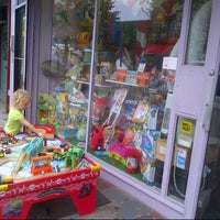 รูปภาพถ่ายที่ Little Things Toy Store โดย Chris R. เมื่อ 7/17/2012