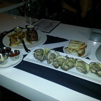 Foto tomada en Knife &amp;amp; Fork Gastropub  por Traci M. el 7/15/2012