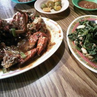 Photo taken at Sea Food Hadiah by Willy D. on 8/11/2012