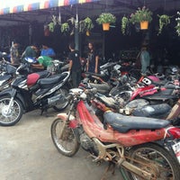 Photo taken at ตลาดทรัพย์เจริญ by Do N. on 5/20/2012