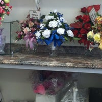 Foto scattata a Suzann&amp;#39;s Flowers da Danelle il 8/27/2012