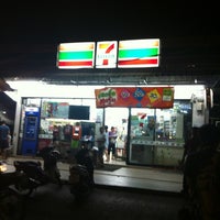 Photo taken at 7-Eleven by Pimlaphat J. on 4/18/2012
