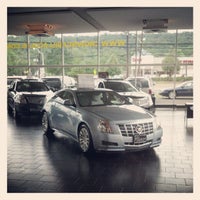 Das Foto wurde bei Crown Cadillac von Adam R. am 9/6/2012 aufgenommen