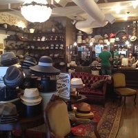 8/7/2012 tarihinde Selina E.ziyaretçi tarafından Goorin Bros. Hat Shop - Yaletown'de çekilen fotoğraf