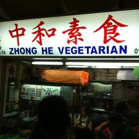 Photo taken at Zhong He Vegetarian by Jansen E. on 4/23/2012