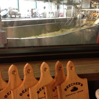 7/17/2012 tarihinde Netta K.ziyaretçi tarafından Beecher&#39;s Handmade Cheese'de çekilen fotoğraf