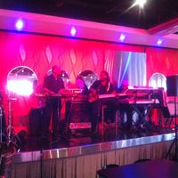 6/15/2012にRon T.がMingles Martini Bar &amp;amp; Grillで撮った写真