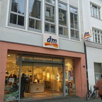 Foto tomada en dm-drogerie markt  por Kazunori Y. el 5/2/2012