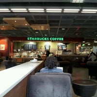 รูปภาพถ่ายที่ Starbucks โดย Mike M. เมื่อ 4/30/2012