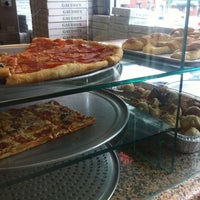 Das Foto wurde bei Gaudio&amp;#39;s Pizzeria &amp;amp; Restaurant von Sal G. am 7/27/2012 aufgenommen