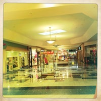 รูปภาพถ่ายที่ Hampshire Mall โดย Christopher M. เมื่อ 7/4/2012