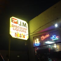 Photo prise au JM Discount Liquor par Angelic E. le4/30/2012