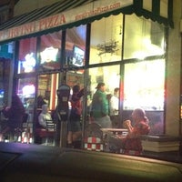 6/24/2012 tarihinde Raksha V.ziyaretçi tarafından Irving Street Pizza'de çekilen fotoğraf