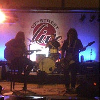 Das Foto wurde bei 10th Street Live Bar &amp;amp; Grill von Kim H. am 9/4/2012 aufgenommen
