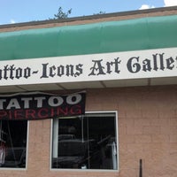 Foto scattata a Tattoo Icons Art Gallery da Jason C. il 8/18/2012