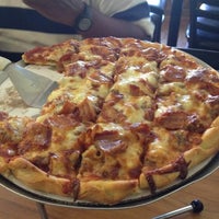 Foto scattata a Villa Rosa Restaurant, Pizzeria and Catering da Rickey L. il 3/28/2012