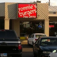 Foto tirada no(a) Ronnie&amp;#39;s Burgers por Megan D. em 7/25/2012