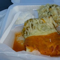 รูปภาพถ่ายที่ Los Chorros Mexican and El Salvadorian Cuisine โดย Luis P. เมื่อ 8/18/2012
