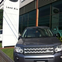 Photo taken at Land Rover Land Rio - Barrinha by Gilmar C. on 6/15/2012