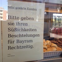 Das Foto wurde bei Kismet Bäckerei von plastikstuhl am 8/15/2012 aufgenommen