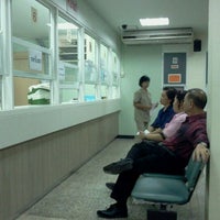 Photo taken at ห้องยา ตึกจักรพงษ์ โรงพยาบาลจุฬาลงกรณ์ by ผมน่ะเหรอ...(เจ้าชู้)? on 3/19/2012