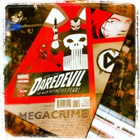รูปภาพถ่ายที่ Mike&amp;#39;s Comics + Collectables โดย Neil B. เมื่อ 4/26/2012
