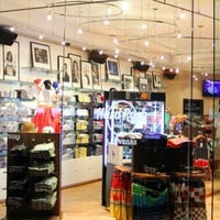 Das Foto wurde bei The Hard Rock Store von Yusri Echman am 7/31/2012 aufgenommen