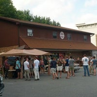 Снимок сделан в Peabody&amp;#39;s Wine &amp;amp; Beer Merchants пользователем John S. 8/27/2012