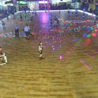 รูปภาพถ่ายที่ Skate N Fun Zone โดย Mike T. เมื่อ 6/3/2012