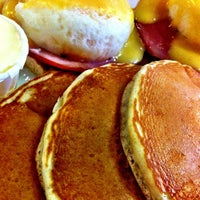 Foto tomada en Stacks Pancake House &amp;amp; Cafe  por Joseph W. el 4/2/2012