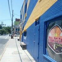 รูปภาพถ่ายที่ Solstice Tavern โดย Adam W. เมื่อ 7/19/2012