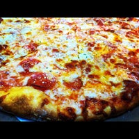 Das Foto wurde bei Solorzano Bros. Pizza von Carlos S. am 8/22/2012 aufgenommen