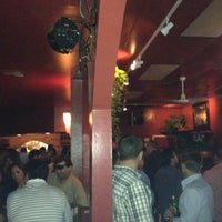 5/5/2012 tarihinde DJ T.ziyaretçi tarafından Cosmos Bar &amp;amp; Grill'de çekilen fotoğraf