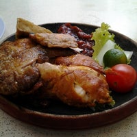 Photo taken at Sri Bistari Changi Village Famous Nasi Ayam Penyet by Ryan L. on 8/27/2012